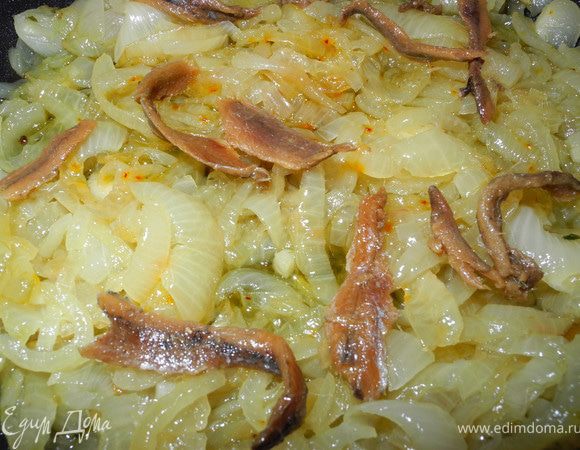 По рецепту лук тушится 1,5 часа, но у меня терпения не хватило так долго его тушить, поэтому у меня он тушился максимум минут 40. Когда он стал прозрачным, посолила, добавила немного сахара и тимьян и потушила еще минут 10. Лук не должен пригорать! Когда он станет мягким и прозрачным снять с огня, добавить анчоусы, перемешать и поставить остывать.