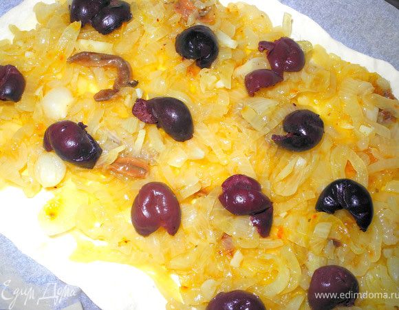 Еще одно мое отступление. Для писсаладьера чаще всего используется дрожжевое тесто, в исходном рецепте это было тесто из муки, оливкового масла и разрыхлителя. Но я, как раз, накануне купила слоеное тесто и решила использовать его. Раскатала пласт, распределила по форме (вниз, на всякий случай, кладу бумагу для выпечки). Выложила на тесто начинку, разложила оливки сверху. Поставила в разогретую до 220 градусов духовку на 20 мин.