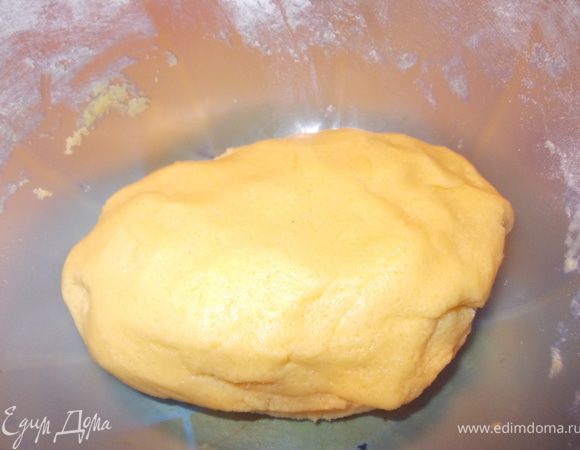 добавить муку и вымесить тесто. Должен получиться мягкий, нежный комок 