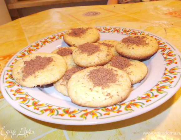 отправляем в духовку,разогретую до 200 градусов, минут на 15. Готовые печеньки посыпаем тёртым шоколадом или сахарной пудрой(это кому как нравится). Приятного аппетита!