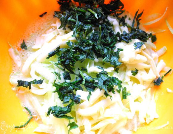 Порезать мелко чеснок и зелень. Яйца чуть взбить с щепоткой соли. Добавить все ингредиенты, перемешать и вылить на разогретую на огне сковороду, смазанную маслом.