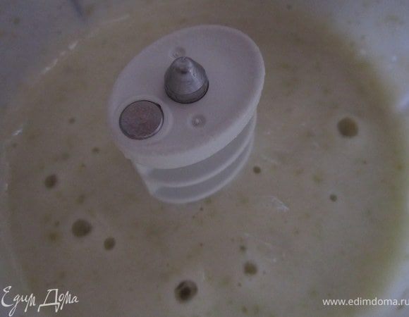 Добавить желатин. Еще раз хорошо взбить.