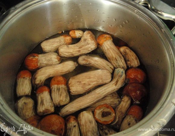 Хорошенько чистим ножки грибов,  отделяем их от шляпок и всё тщательно моем.  