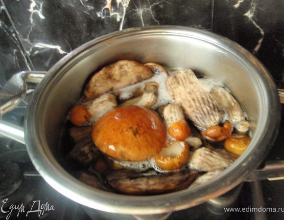 Варим в подсоленной воде около часа. Советую вам не выливать грибной бульон. Если он вам не нужен сейчас, то можно заморозить, а потом добавлять к различным блюдам для лесного аромата и вкуса. 