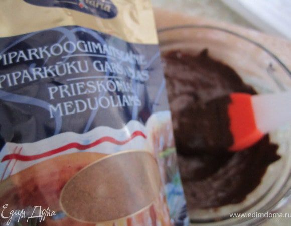 Шоколад растопить.
В шоколад можно добавить смесь для печенья. Мне подарили вот такую. Очень вкусная вещь, добавляет шоколаду изюминку.