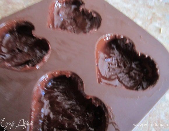 Формочки покрыть шоколадом.