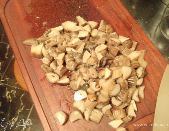 Грибочки нарезаем небольшими кусочками. Отправляем на сухую сковороду. 