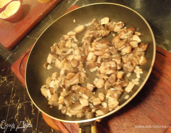 Когда выпариться лишняя влага, добавим масла и лук. Обжарим грибочки до золотистости. Посолим ещё немного и поперчим.