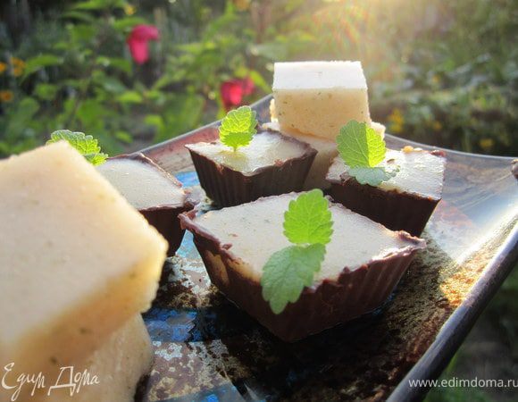 Достать из холодильника. Аккуратно освободить конфеты из формочек.
суфле порезать кубиками.