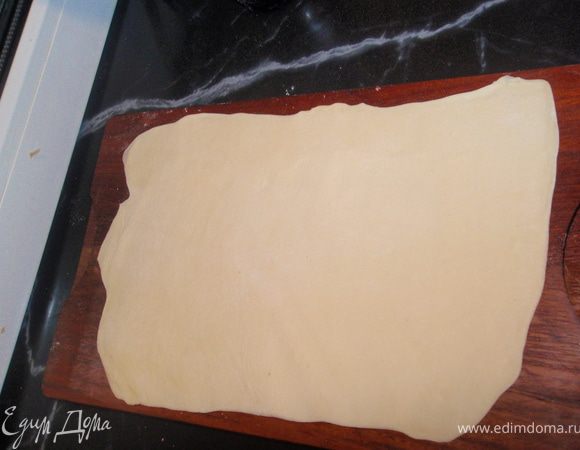 Тесто раскатаем потоньше.