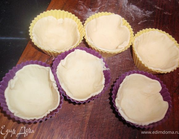 Формочки для кексов смажем немного раст. маслом, буквально по капле. Выстилаем тх тестом. И края теста можно тоже чуть маслицем пригладить для румяности) 