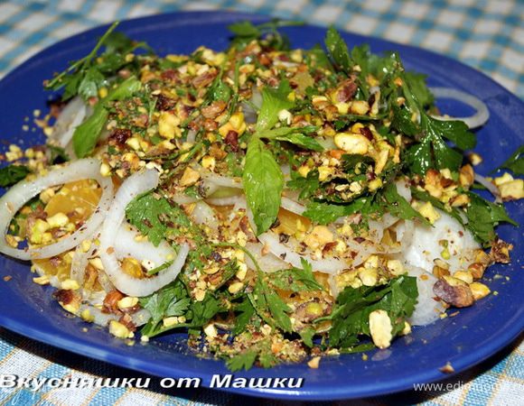 Очищаем апельсины от кожуры, нарезаем тонкими кольцами, выкладываем на блюдо. Лук чистим, нарезаем кольцами, перчим, добавляем немного соли и поливаем яблочным уксусом. Маринуем лук 10 минут, затем кольца выкладываем на блюдо поверх апельсинов. 