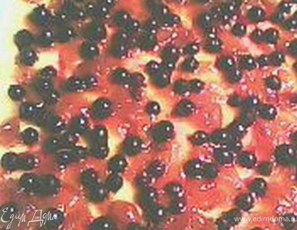 Яйца немного взбить, смешать все ингридиенты (кроме варенья), замесить эластичное упругое тесто. Муки можно добавлять, если возникнет необходимость.
Разделить тесто на 2 части, примерно 2/5 и 3/5.  БОльшую часть раскатать и выложить на противень. Я люблю разминать в руках и пальцами разравнивать по дну формы. Толщина не более 1 см.
Этот слой смазать вареньем и посыпать ягодами.