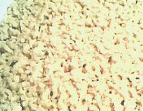 К оставшейся части теста добавить большую горсть муки (прим. полстакана), хорошенько замесить. Тесто должно быть крутое. Натереть его на крупной тёрке поверх пирога, слегка прижать руками (так изысканнее)