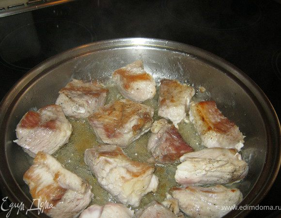 Быстро обжарить его со всех сторон до коричневой корочки.Обжаренные куски выложить на тарелку.