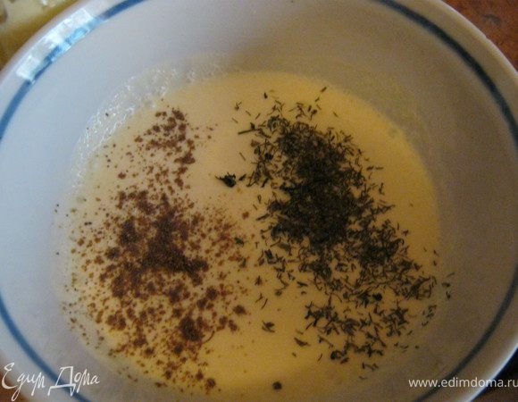 В миски йогурт взбить венчиком.Затем хорошо перемешать с сухой петрушкой,кориандром,кинзой,солью.