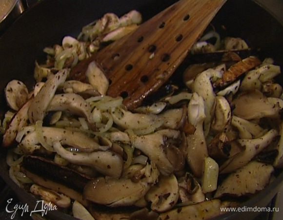 Добавить корицу и сок лимона, перемешать и снять с огня.