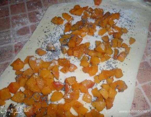 раскатали тесто,положили на него кусочки абрикоса и щедро посыпали маком.А можно и поскромнее,кто как любит!Я ещё и пудрой посыпала,потому как дети любят сладкое.