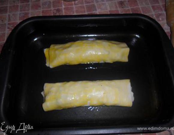 сворачиваем в рулет и смазываем яйцом.