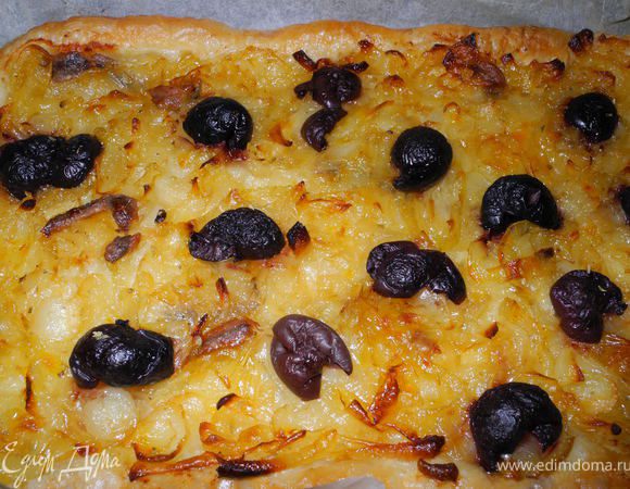 Когда края теста зазолотятся - она готова. Вкус - непередаваемый, анчоусы и оливки придают едва уловимую средиземноморскую нотку,хрустящее слоеное тесто - ммм...