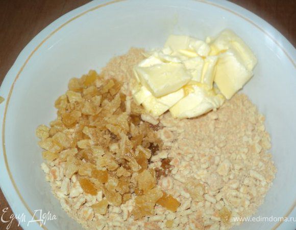 Вафли измельчить, вяленые ананасы порезать мелкими кусочками. Смешать измельченные вафли, ананасы, размягченное сливочное масло. 