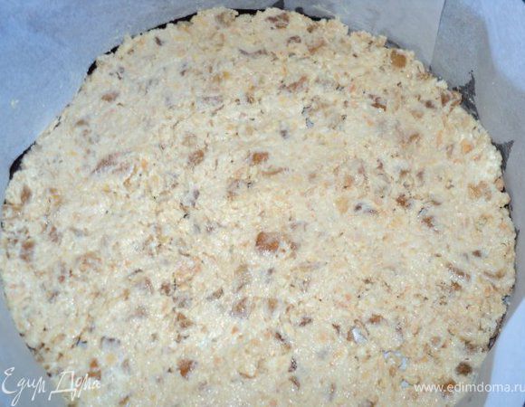 Дно и бока разъемной формы выстелить бумагой для выпечки. Выложить вафельную массу в форму, уплотнить ложкой, поставить в холодильник застывать.