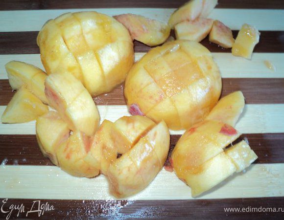 Желатин залить апельсиновым соком, дать разбухнуть, затем распустить на водяной бане до жидкого состояния.
Персики очистить от кожицы и косточек, порезать кусочками.
