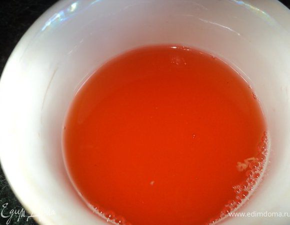 Желе развести в 250гр горячей воды, охладить до комнатной температуры.