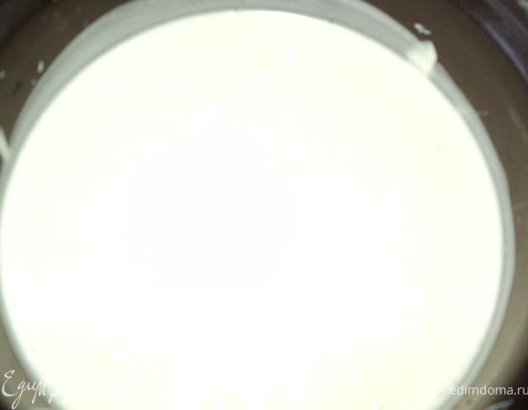 Охлажденную сметану взбить с кефиром, сахаром, в конце добавить распущенный желатин. Смешать крем с цедрой и кусочками персика, выложить на основу и поставить в холодильник на  2 часа застывать.