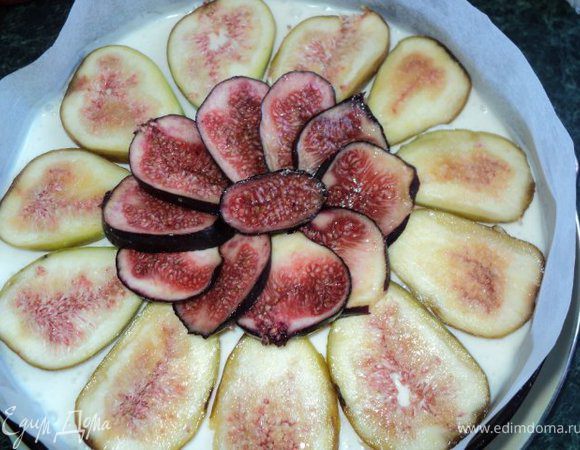 Инжир порезать пластинками, выложить на застывший торт, залить в два приема охлажденным желе, поставить в холодильник на 3 часа застывать. 