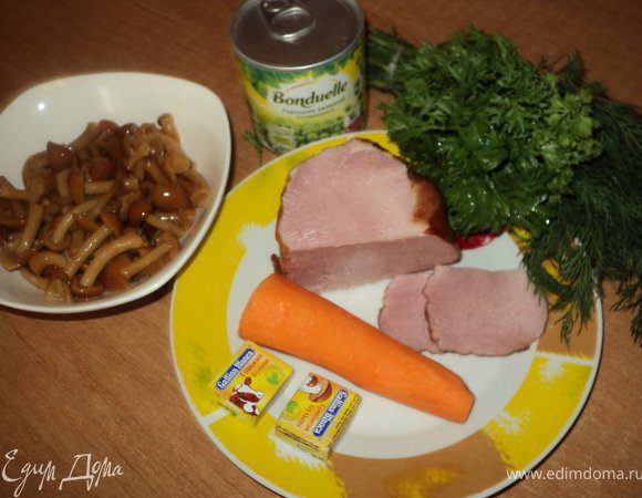 Ветчину порезать пластинками  5мм, морковку потереть на терке для корейской морковки, припустить 1 мин в небольшом количестве воды 1 мин в микроволновке, охладить.
Слить маринад с маринованных опят, промыть.
