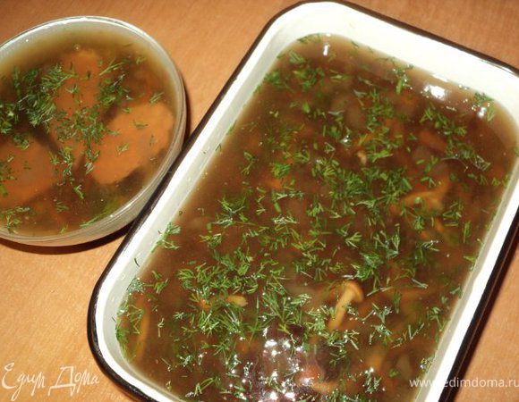 Приготовить бульон: я  делала из бульонных кубиков ( 2шт –грибных, 1шт – говяжий), но можно использовать готовый грибной и говяжий  бульон. Бульонные кубики растворить в горячей воде, прокипятить, снять с плиты, добавить быстрорастворимый желатин, размешать до полного растворения, охладить.
На дно судка налить 5мм охлажденного бульона, поставить на 2 мин в морозильную камере для застывания.  Потом сверху уложить ломтики ветчины, посыпать  тертой морковкой, в промежутках между ветчиной – зеленый горошек. Осторожно залить бульоном, что бы покрыло ветчину на 1см, поставить в морозилку для застывания на несколько минут. 
Сверху разложить в художественном беспорядке опята, веточки петрушки, укропа, осторожно залить оставшимся бульоном, посыпать укропом, поставить в холодильник на 2 часа.
Точно также, только в обратном порядке я залила желе в салатник.
