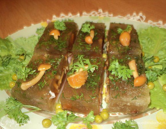 Перед подачей опустила форму с заливным на несколько секунд в горячую воду и затем перевернула на блюдо. Украсить веточками петрушки, зеленым горошком. 