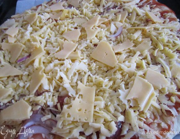 Часть сыра натереть на крупной терке, часть просто выложить небольшими кусочками.
