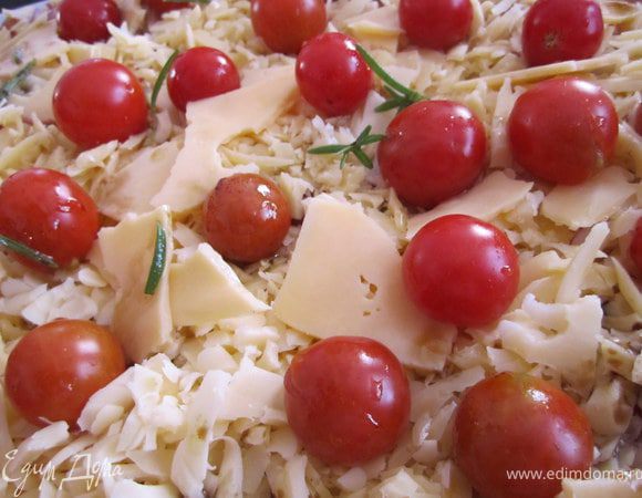 Выложить помидорки чери.