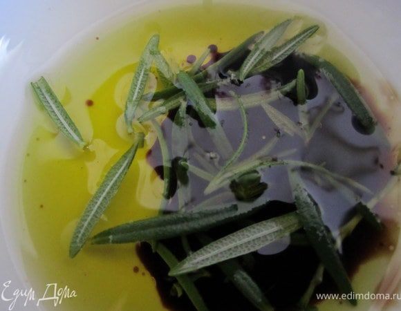 Оливковое масло смешать с бальзамическим уксусом, добавить розмарин. 