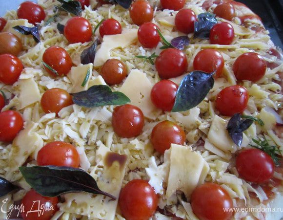 Получившимся соусом полить пиццу.
Добавить листики базилика.