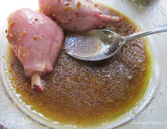 Делаем маринад. Мед, горчицу, растительное масло перемешать, добавить соевый соус. Положить курицу в маринад и оставить на 15 минут.