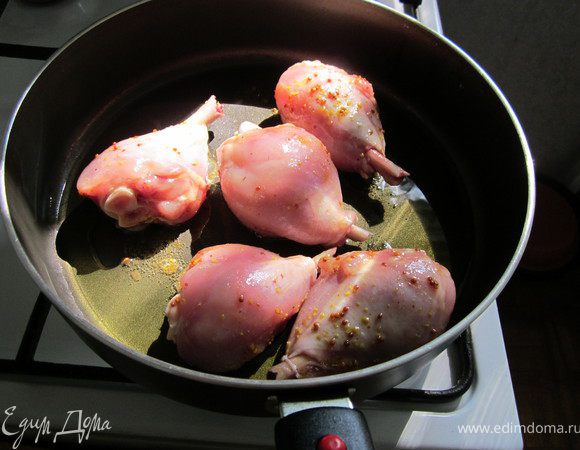 Положить на сковороду кусочек топленого масла, влить оливковое масло. Курицу выложить из соуса и обжарить до румяный корочки.