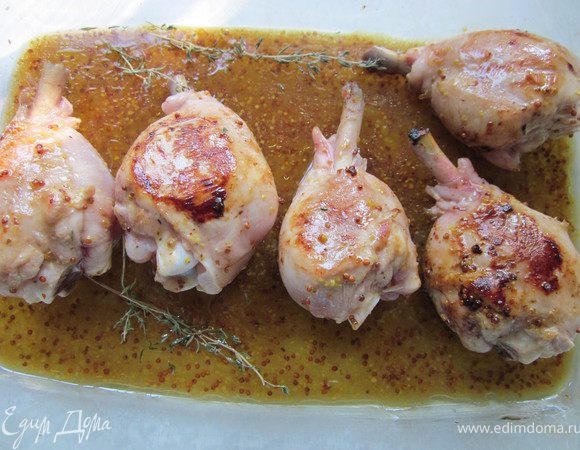 Курицу переложить в форму для запекания, залить маринадом и поставить в духовку на 15 минут. Затем голени перевернуть и добавить персик порезанный кубиком. Запекать еще 15 минут. Вынуть из духовки, посыпать кунжутными семечками. Блюдо готово.