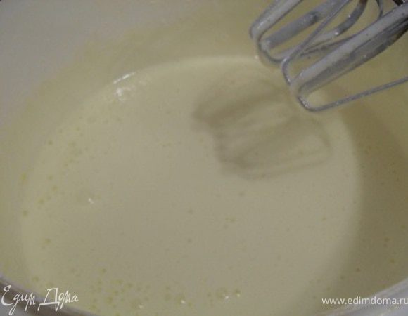 Взбить яйца с сахаром в устойчивую пену.