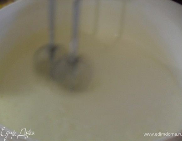 Добавить в яичную смесь маргарин, соду, сметану, взбить.