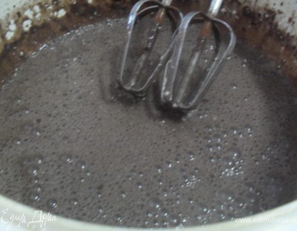 К массе просеять муку, взбить.После добавить черемуховую муку, хорошо взбить.Должно получиться нежное, воздушное тесто.