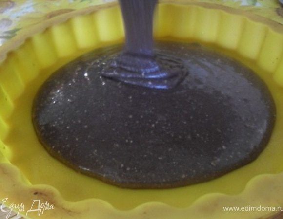 Тесто разделить на 3 части.Каждую выпечь в смазанной маслом форме, при 200*С до готовности(готовность проверить зубочисткой).