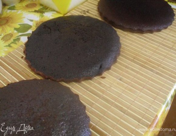 Выпеченные коржи остудить.