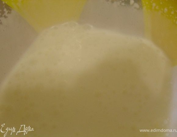 Для крема смешать сметану с сахаром(при желании взбить, но я никогда не взбиваю).