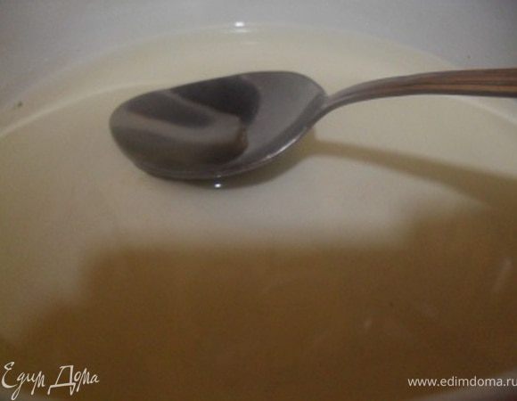 Сварить пропитку, проварив на плите воду с сахаром, после остывания добавить коньяк.