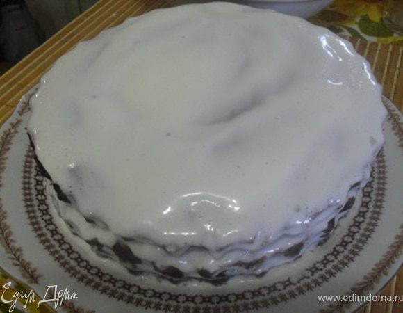 Коржи пропитать, прослоить кремом, собрать торт.Верх торта полить оставшимся кремом.