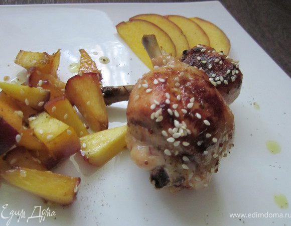 На сервировочную тарелку выложить курицу и персики из духовки. Украсить свежим персиком. Получилось очень вкусно!