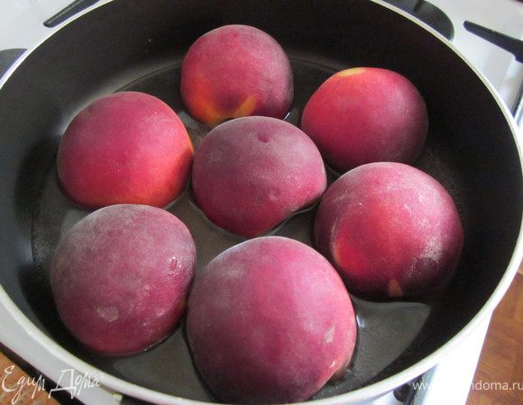 Персики разрезать пополам, косточку удалить. В сковороду положить 2 ст.л. сахарного песка, 4 ст.л. воды и пакетик ванили. Персики положить в сироп, закрыть крышкой и готовить 10 минут.